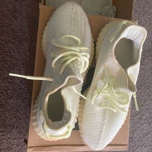 These are very clean open box worn 2x Yeezy butters 350.
